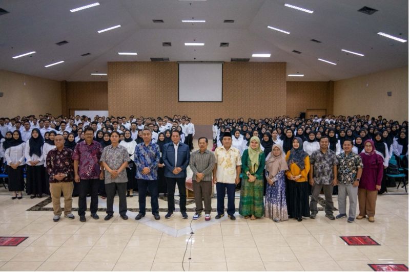 Pimpinan UNESA bersama ratusan mahasiswa PPG.