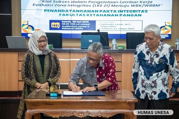 Penandatanganan Pakta Integritas Fakultas Ketahanan Pangan (FKP) oleh Dekan FKP, Prof. Nining Widya Kusnanik; Ketua Senat Akademik Universitas (SAU), Prof. Setya Yuwana; dan Wakil Rektor Bidang II Unesa, Prof. Bachtiar Syaiful Bachri, yang disaksikan jajaran civitas, dan narasumber.