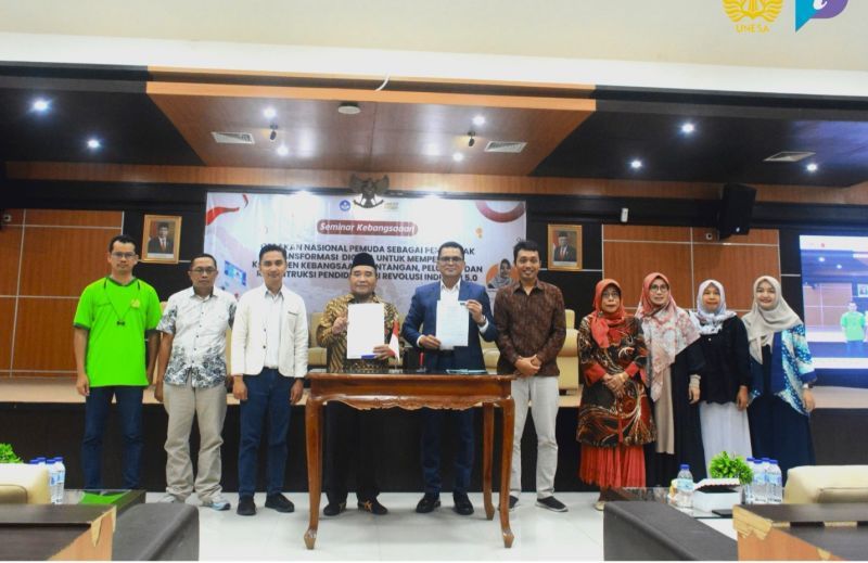 Pengamat maritim Lemhannas RI, Dr. Capt. Marcellus Jayawibawa, S.SiT, M.Mar; dan Dekan FIP, Prof. Dr. Moch Nursalim, M.Si., menunjukkan dokumen kerja sama usai MoU disaksikan pejabat, koorprodi dan dosen selingkung FIP.