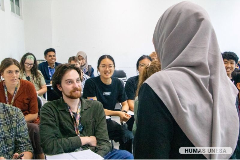 Mahasiswa internasional tersebut juga mengikuti kelas Bahasa Indonesia bagi Penutur Asing (BIPA) UNESA.