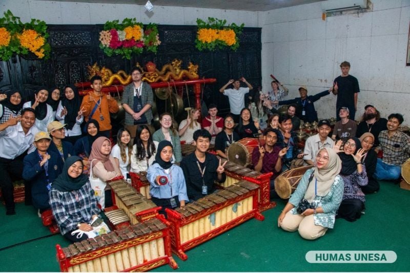 Didampingi tim UNESA, mahasiswa Australia Barat tampak senang mempelajari seni dan budaya di UNESA.