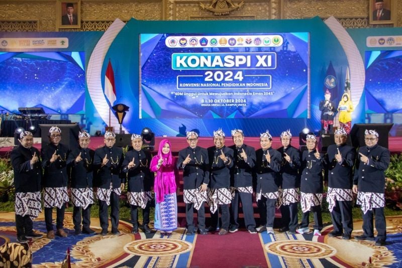 Pimpinan LPTK beserta jajaran delegasinya menghadiri pembukaan Puncak Konaspi XI 2024 di GRAHA UNESA.