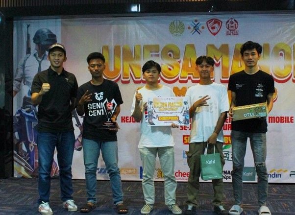 Pose bersama pemenang dengan dosen pengampu, Lutfhi Abdil Khuddus dalam sesi awarding UNESA Manor Championship 2024.