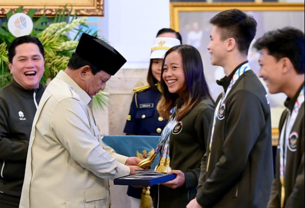 Presiden Prabowo Subianto menghitung kepingan medali SEA Games yang sukses diboyong Martina Ayu Pratiwi, mahasiswi Prodi S-1 Pendidikan Kepelatihan Olahraga, Fakultas Ilmu Keolahragaan dan Kesehatan (FIKK) Unesa (dok. BPMI Setpres)