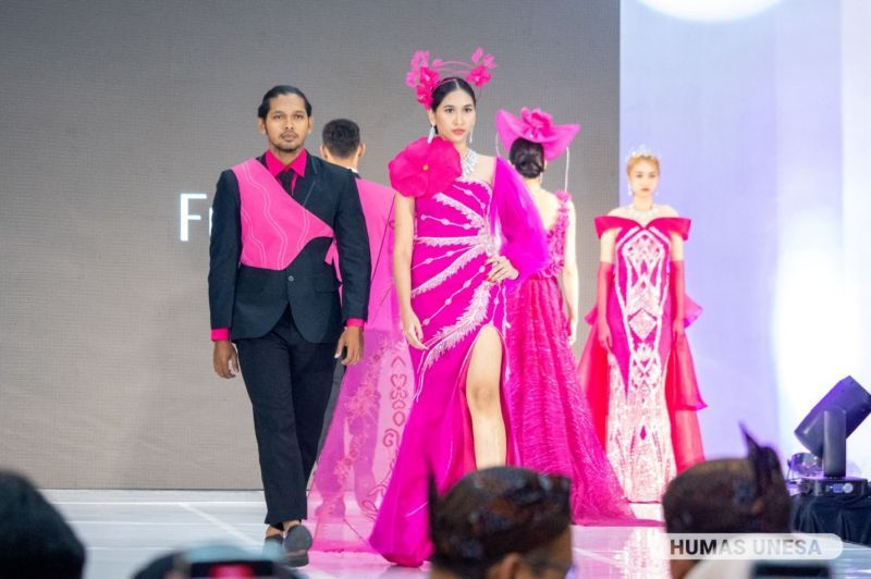 BERAGAM: fashion show karya busana mahasiswa D-4 Tata Busana Universitas Negeri Surabaya dipadati pengunjung Oval Atrium Ciputra World Mall Surabaya. 