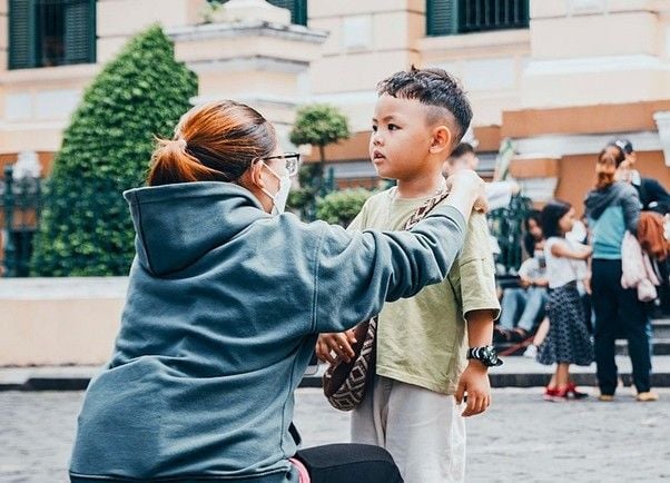 Ilustrasi orang tua dan anak (Foto: Marvols/Picabay.com).