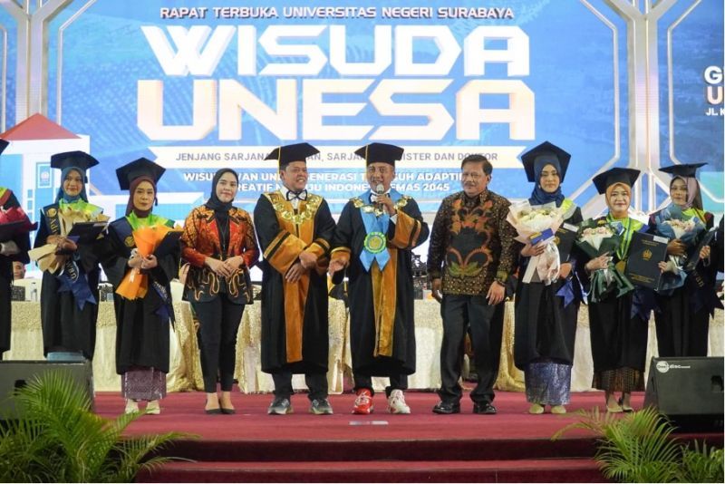 Ketua Harian IKA UNESA, Marhaen Djumadi (tiga dari kanan) bersama Rektor UNESA, Wakil Rektor 3, dan para wisudawan terbaik.