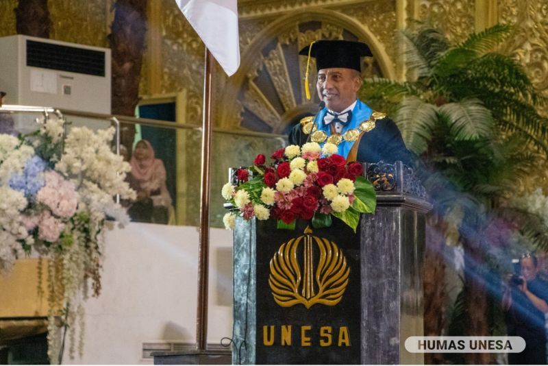 Rektor UNESA Prof. Dr. Nurhasan, M.Kes., memberikan penguatan dalam gelaran wisuda ke-110 UNESA.