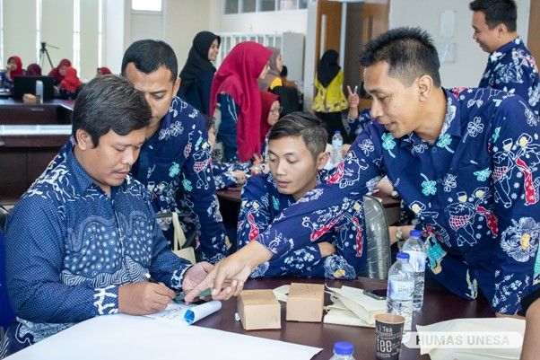 Peserta Bimtek melakukan diskusi problem solving dalam upaya mencari strategi pendampingan kasus-kasus kekerasan