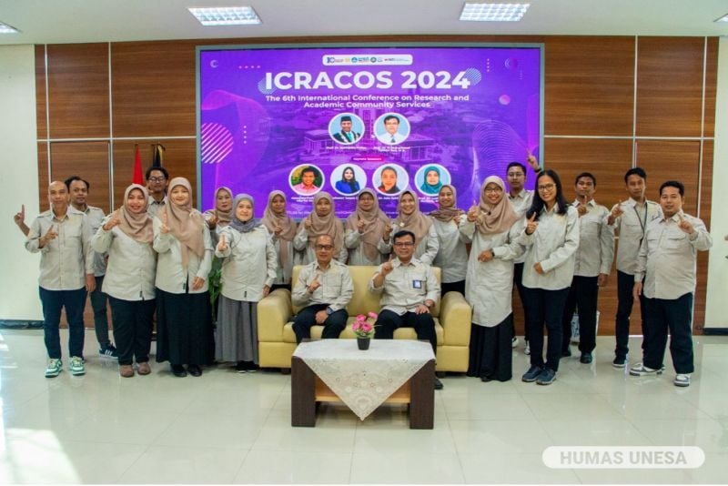 Pimpinan LPPM UNESA bersama tim penyelenggara ICRACOS 2024.