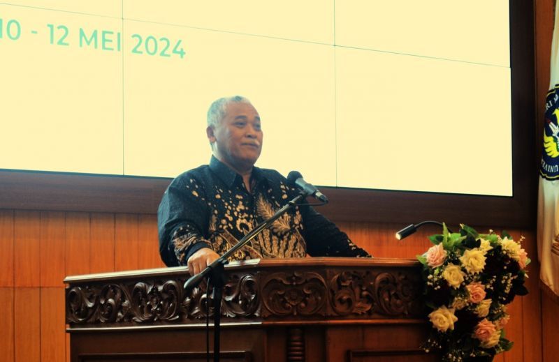 Rektor UNY, Prof. Dr. Sumaryanto, M.Kes., AIFO., memberikan sambutan dan penguatan dalam pembukaan Rakernas PB FOPI 2024.