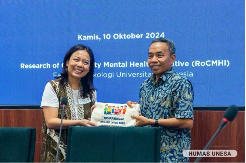 Sherly Saragih Turnip, Ketua RoCMHI Psikologi UI bersama Sujarwanto, guru besar manajemen pendidikan khusus UNESA.