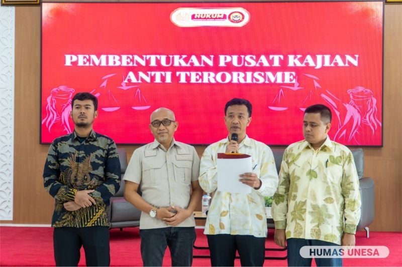 Dekan FH Unesa, Arinto Nugroho dan jajarannya; bersama Unit Pencegahan Tim Satgaswil Jawa Timur Densus 88 AT Polri, Kompol. Dani Teguh Wibowo; dan Arif Fatoni mendeklarasikan pembentukan Pusat Kajian Anti-Terorisme Unesa.