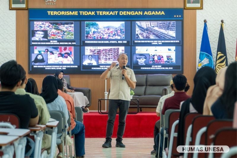 Unit Pencegahan Tim Satgaswil Jawa Timur Densus 88 AT Polri, Kompol. Dani Teguh Wibowo menyampaikan materi dalam kuliah umum FH Unesa.