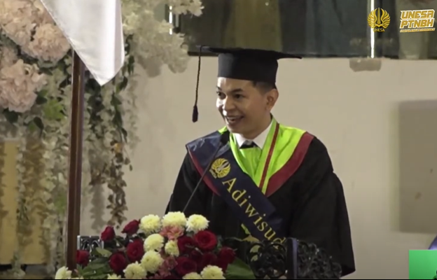 Meldydan Ony Ilhamsyah, adiwisudawan pertama Fakultas Hukum yang menjadi lulusan terbaik wisudawa ke-110 UNESA.