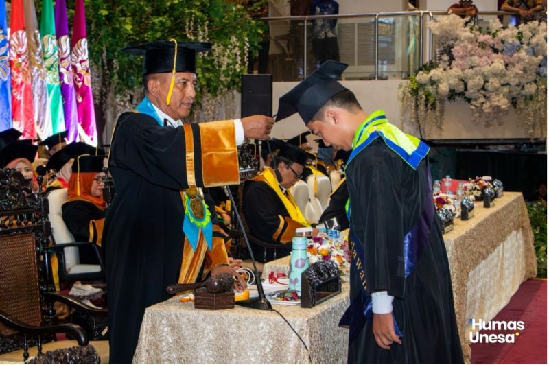 Wisuda ke-121 Unesa Dihadiri Mentan RI, Rektor Cak Hasan Dorong Lulusan Ambil Peran di Sektor Strategi, Termasuk Pertanian
