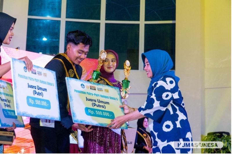 Ketua DWP UNESA menyerahkan penghargaan kepada pemenang putra-putri UNESA Kampus 5 Magetan.