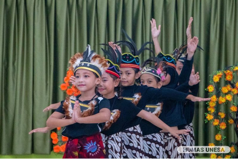 Para siswa tampil percaya diri di harapan guru dan orang tua mereka.