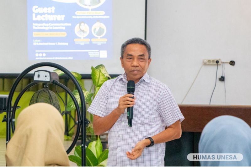 Direktur Lembaga Labschool UNESA Prof. Dr. Sujarwanto, M.Pd., memberikan penguatan dalam kegiatan dosen tamu tersebut.
