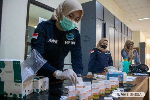 PENCEGAHAN: Tim BNNP Jatim melakukan pengecekan terhadap sampel urine civitas Universitas Negeri Surabaya (UNESA).