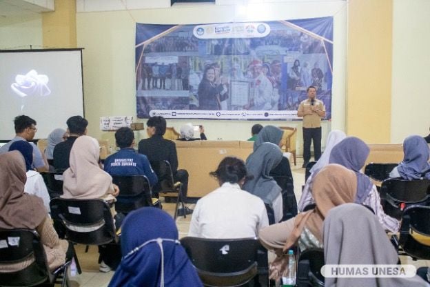 Ketua Koordinator P2M BNNP Jatim memberikan penguatan seputar langkah pencegahan dan penanganan narkoba dalam talkshow yang dihadiri mahasiswa, dosen, tendik dan pimpinan UNESA.