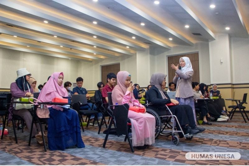 Mahasiswa disabilitas UNESA ‘menyimak’ penyampaian direktur PPIS tentang pencegahan kekerasan.