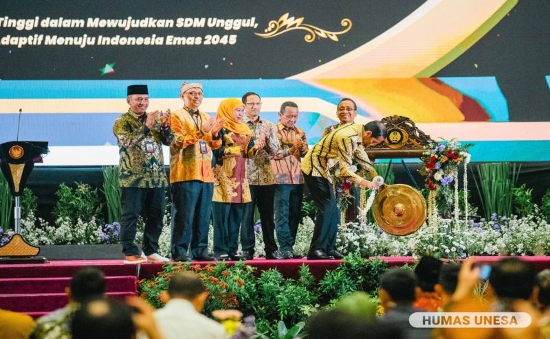 Presiden Republik Indonesia Ir. H. Joko Widodo memukul gong simbolis membuka acara Forum Rektor Indonesia