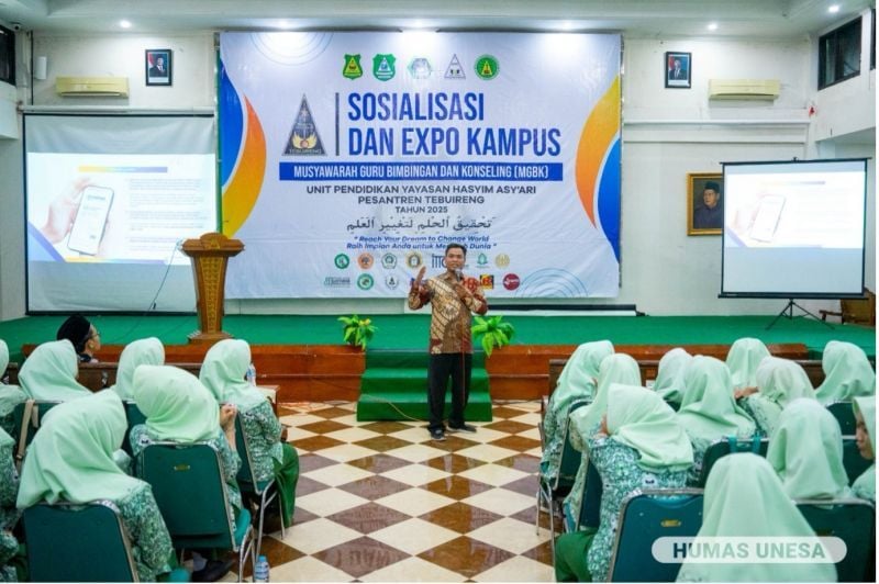 Tim Humas, Mubasyir Aidi menyampaikan berbagai prodi, unggulan dan inovasi Unesa dihadapan pengurus, guru, dan ratusan santriwati Pesantren Tebuireng.