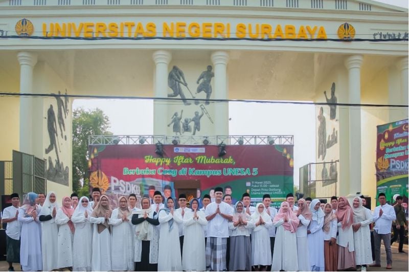 Keluarga besar Unesa Kampus 5 Magetan menghadiri kegiatan buka bersama dengan masyarakat sekitar.