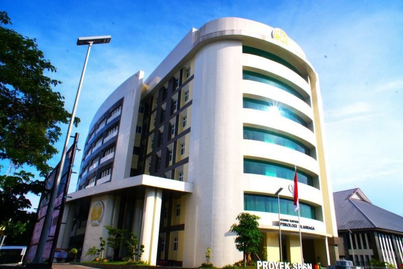 Gedung Fakultas Psikologi (Fpsi), lokus pengembangan ilmu pengetahuan, teknologi, riset, dan inovasi bidang psikologi di Universitas Negeri Surabaya.