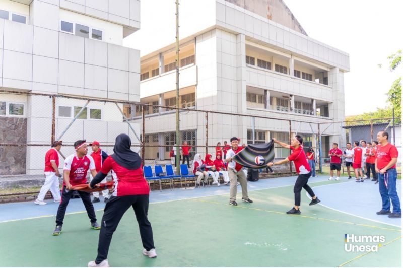 Peringatan Kemerdekaan HUT ke-81 RI di FIKK Unesa Diwarnai dengan Penguatan Budaya Hidup Sehat dan Bugar