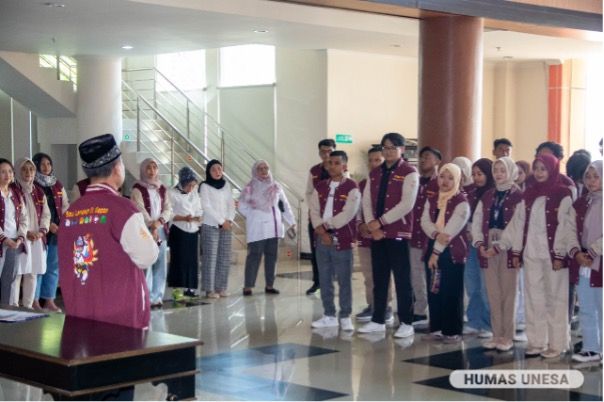 Wakil Rektor I UNESA memberikan pengarahan dan penguatan saat pelepasan kontingen UNESA untuk Pimnas 2024.