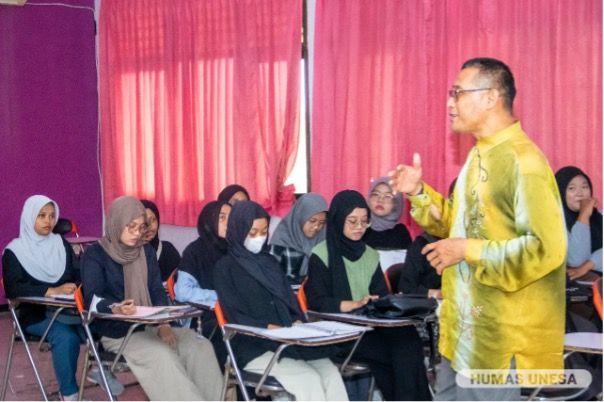 Pakar Manajemen Pendidikan Univerity Malaya Malaysia memberikan kuliah tentang mutu dan tata kelola pendidikan di Fakultas Ilmu Pendidikan (FIP) UNESA.