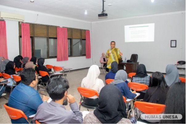 Mahasiswa FIP mendapatkan banyak wawasan dan cara pandang baru terkait mutu, tata kelola, desentralisasi, termasuk pengawasan dalam pendidikan.