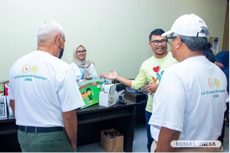 Wakil Rektor Bidang II (kanan) dan Direktur USC (kiri) menjajal produk inovasi bidang disabilitas dalam pameran Edufair 2024.