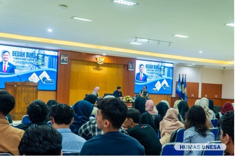 Diskusi dan bedah buku ini dihadiri mahasiswa Ilmu Komunikasi angkatan 2023.