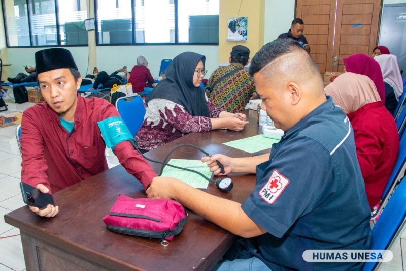 Petugas PMI melakukan pemeriksaan terhadap mahasiswa atau pendonor sebelum dilakukan pengambilan darah.