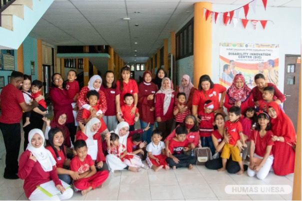 Orang tua hadir membersamai keseruan anak-anaknya dalam lomba Agustusan yang diselenggarakan ULABK UNESA.