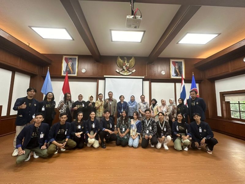 Tim PUI Seni Budaya UNESA bersama pimpinan FBS dan KUI di markas KBRI Bangkok.