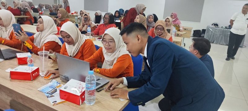 Sesi pendampingan guru perancangan media pembelajaran berbasis 3D bersama mahasiswa TP UNESA.