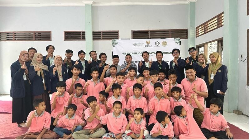 Mahasiswa Unesa bersama pengurus dan anak-anak di UPTD Kampung Anak Negeri.