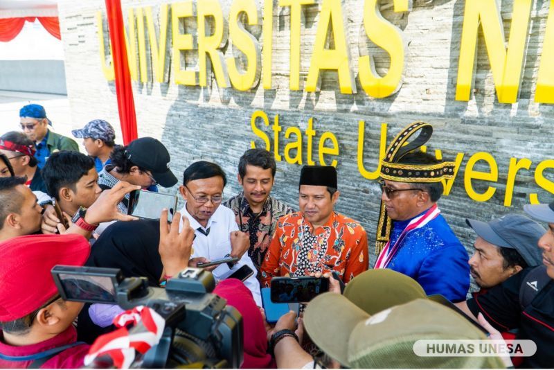 Rektor UNESA, bersama perwakilan dari MURI, OPOP Jatim dan OPD Jawa Timur memberikan keterangan pers usai upacara.