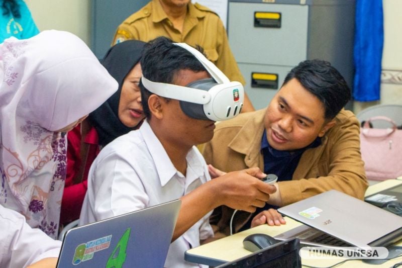 Siswa SLBN Gedangan menggunakan EMO-VR didampingi pakar dan tim PUID-DIC UNESA.