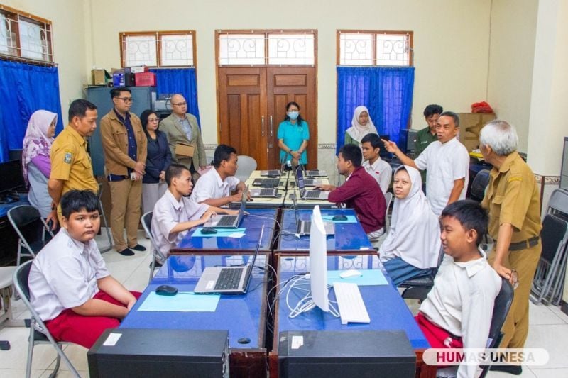 Tim pakar dan PUID-DIC UNESA memberikan pengarahan seputar cara kerja dan kegunaan EMO-VR.