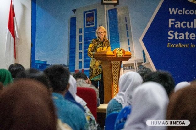 Direktur RELO, Ruth Goode menekankan peran bahasa Inggris dalam hubungan internasional dalam pembukaan Program Access 2024-2026 di UNESA.