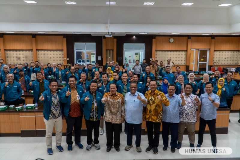 Jajaran pimpinan UNESA sharing pengalaman proses transformasi kampus Rumah Para Juara dari PTNBLU ke PTNBH kepada rombongan Polije.