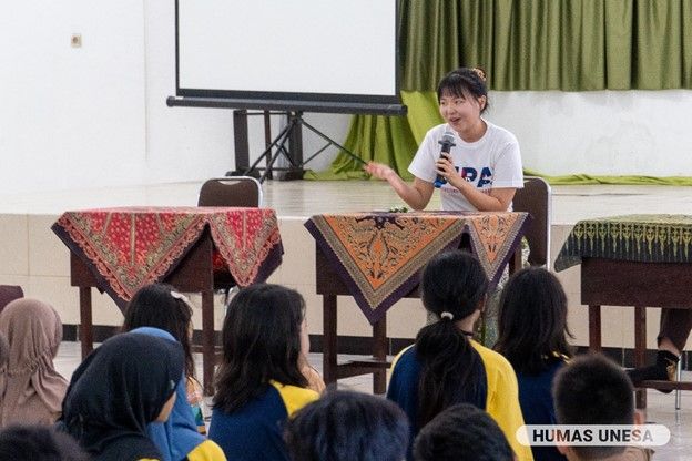 Mahasiswa internasional program BIPA UNESA berinteraksi dengan para siswa Labschool di Labschool Kampus Ketintang.