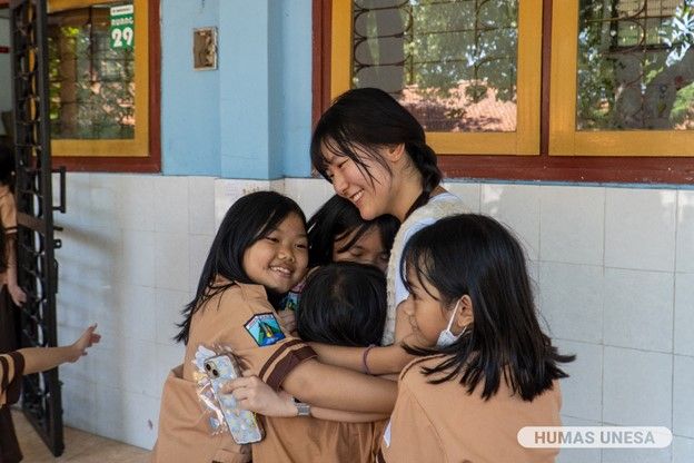 Suasana keakraban mahasiswa internasional program BIPA UNESA dengan para siswi Labschool UNESA.