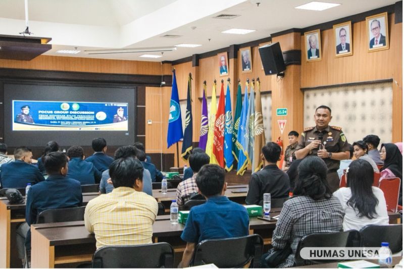 Kepala Kejari Tanjung Perak berikan sejumlah penguatan wawasan seputar peran penting kejaksaan kepada peserta kegiatan yang terdiri dari pegawai kejaksaan dan mahasiswa.