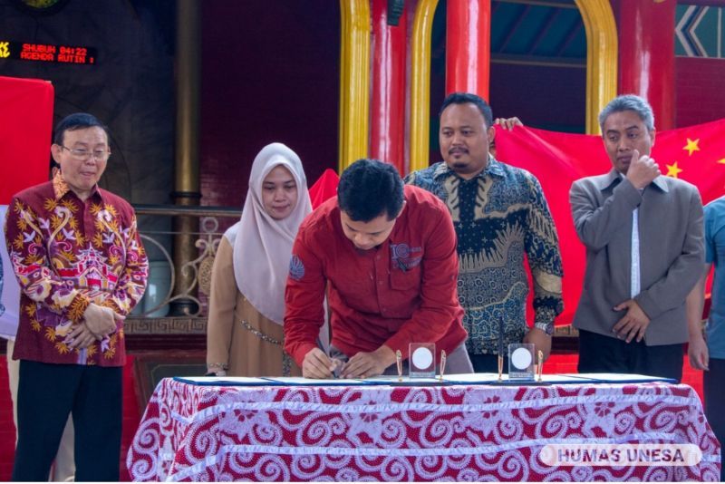 Penandatanganan kerja sama bentuk komitmen pengembangan masyarakat melalui pendidikan bahasa Mandarin dan pertukaran budaya Indonesia-Tiongkok.